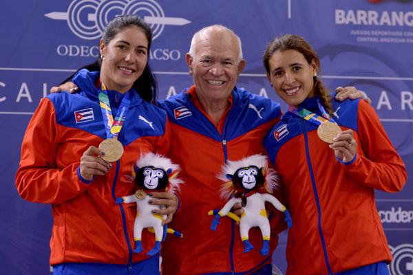 De izquierda a derecha Yudelmis Domínguez, el entrenador Leonel Álvarez y Arlenis Sierra. 
Foto: Omara García Mederos