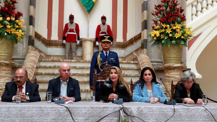 La presidenta interina de Bolivia, Jeanine Áñez, habla ante los medios en el palacio presidencial. La Paz, Bolivia, 15 de noviembre de 2019
