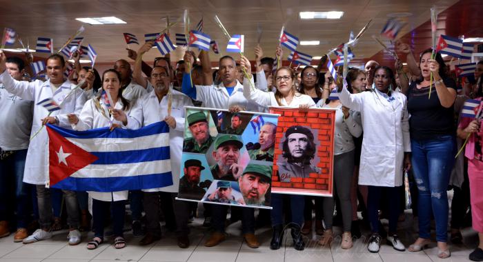 Llegada de los primeros 224 colaboradores de la salud que se encontraban en Bolivia al efectuarse el golpe de estado. Fueron recibidos por Roberto Morales Ojeda, vicepresidente del Consejo de Ministro y Bruno Rodríguez Parrila, ministro de Relaciones Exteriores; ambos miembros del Buró Político y el Ministro de Salud, así como otras autoridades.