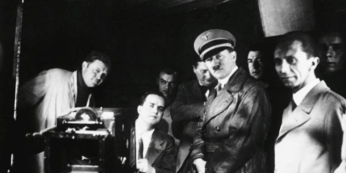Hitler revisando un filme, fotograma del documental. 
