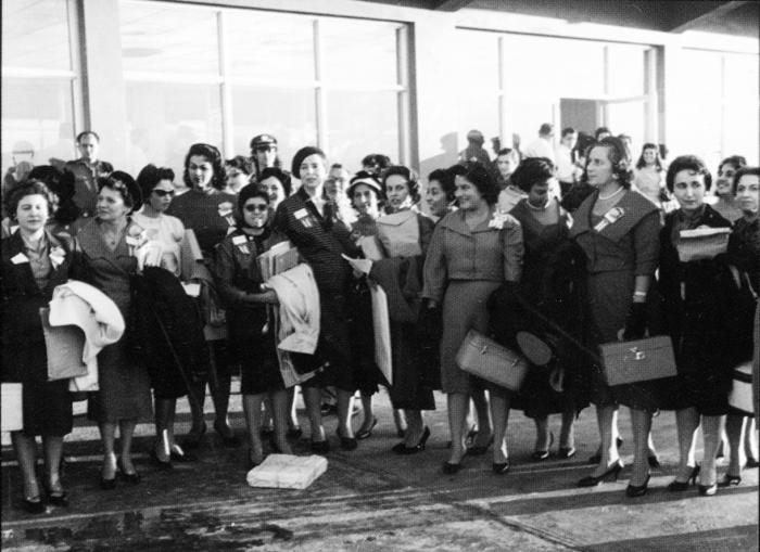 Vilma Espín preside la delegación de 77 mujeres cubanas que participara en el I Congreso Latinoamericano de Mujeres, en Santiago de Chile, del 19 al 22 de noviembre de 1959. 