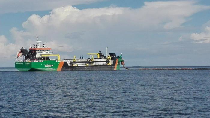 La moderna draga se distingue por su capacidad para extraer y bombear de forma más efectiva hacia la playa mayores volúmenes de arena. 