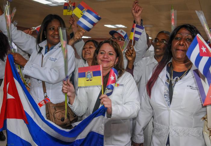 Retorno a Cuba de la Brigada m´dica que prestaba servicios en la República del Ecuador, recibidos en el Aeropuerto Internacional José Martí  por el Ministro de Salud Jose Algel Portal Miranda y otros dirigentes del gobierno y el Partido