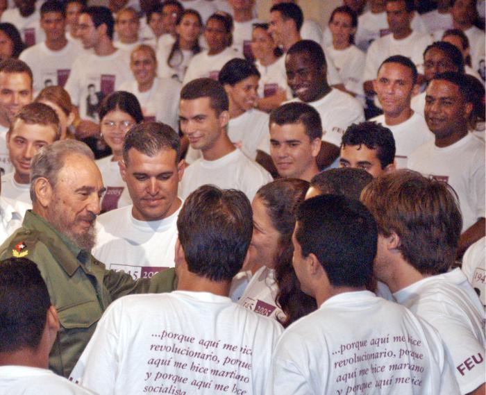 Acto por el 60 aniversario del ingreso del Comandante en Jefe Fidel Castro, a la Universidad de la Habana.(foto Jorge Luis Gonzàlez) 17-11-05 Acto01N9. Fidel con los dirigentes de la FEU, en el Aula Magna.
Publicada: 18/11/2005, G,I. 27/11/2005
Fid16216