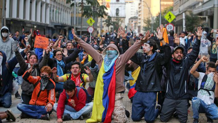 Jóvenes colombianos se manifiestan en contra del neoliberalismo en las calles de Bogotá, Barranquilla, Medellín y Cali. 