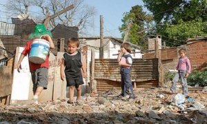 La pobreza y la exclusión afectan de manera desproporcionada a los niños, niñas, adolescentes y jóvenes, a las mujeres en edad productiva y a las personas indígenas y afrodescendientes.