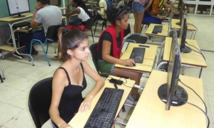 Profesores y estudiantes universitarios expusieron argumentos y vivencias que demuestran la total vigencia del bloqueo contra Cuba.