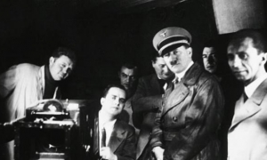Hitler revisando un filme, fotograma del documental. 