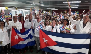 Los colaboradores cubanos a su llegada a la Patria con el deber cumplido. 