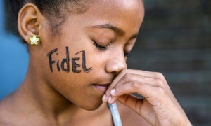 Niña con el nombre de Fidel en la cara 