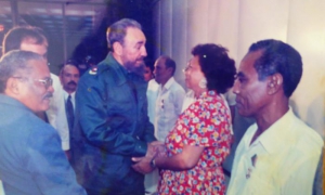 Fidel dialoga con Enma en 1998.