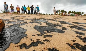 Derrame de petróleo puede llegar a playas de Buzios