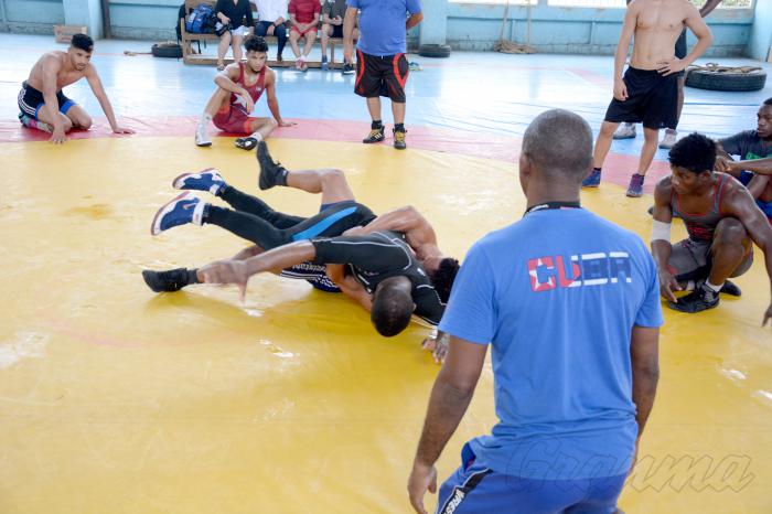 Equipos de Lucha de la Greco Romana y La Libre Masculina entrenan en los predios del cerro pelado para buscar y perfeccionar técnicas en vista de lograr mejores resultados en Lima.