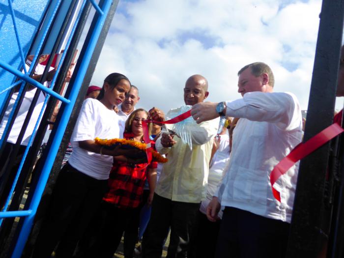 El embajador ruso corta la cinta que declara oficialmente inaugurada la potabilizadora de punta de Maisí