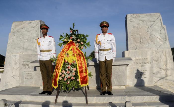 Ceremonia de recibimiento del Coronel General Luong Cuong, Jefe de la Dirección General de Política EVP y miembro del secretariado del Partido Comunista de Vietnam, realizado por el General de Cuerpo de Ejército Álvaro López Miera, Viceminstro Primero y Jefe de Estado Mayor de las FAR en el Cacahual, Boyeros