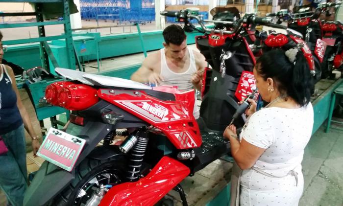 Entre los artículos más esperados en Villa Clara, figuran las motorinas fabricadas por Ciclos Minerva.