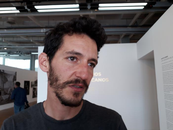 Tomás Tercero, de 33 años, nos explicó que el Parque de la Memoria no busca cerrar heridas ni obviar la verdad y la justicia sino convertirse en sitio de homenaje, testimonio y reflexión. foto de la autora