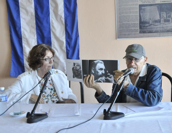 Periodico Granma acto de homenaje al comandante Fidel Castro Ruz, con la presentacion del libro Fidel ES UN PAIS por la periodista Shaylis Tabares y el fotografo Jorge Valiente.