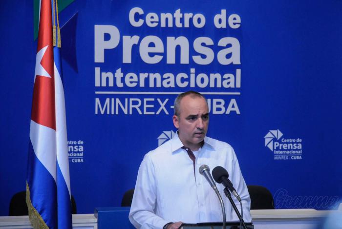 Conferencia de prensa de Ernesto Soberón Guzmán, Director de la Dirección de Asuntos Consulares y de Cubanos Residentes en el Exterior para el anuncio de la IV Conferencia de Nació y Emigración, desarrollado en el Centro de Prensa Internacional, esquina de 23 y O, Plaza.