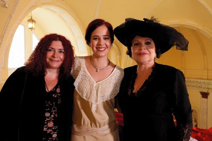 Marilyn Solaya junto las actrices Andrea Doimeadiós e Isabel Santos. 