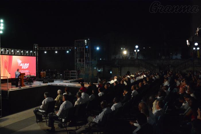 Acto en la UH por la XVII Cumbre ALBA-TCP, presidido por el General de Ejército Raúl Castro Ruz, primer secretario del CCPCC, Miguel Díaz-Canel Bermúdez, Presidente de la República de Cuba; Nicolás Maduro Moros, Presidente de la >República Bolivariana de Venezuela; Daniel Ortega, Presidente de Nicaragua y otras personalidades.
Díaz-Canel en las palabras finales.