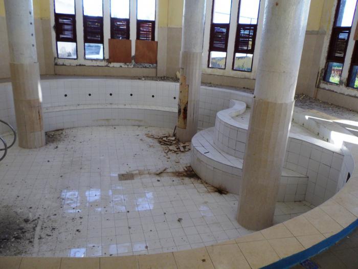 El deterioro de las piscinas que contienen las aguas minerales en la estación termal resulta evidente. Foto del autor