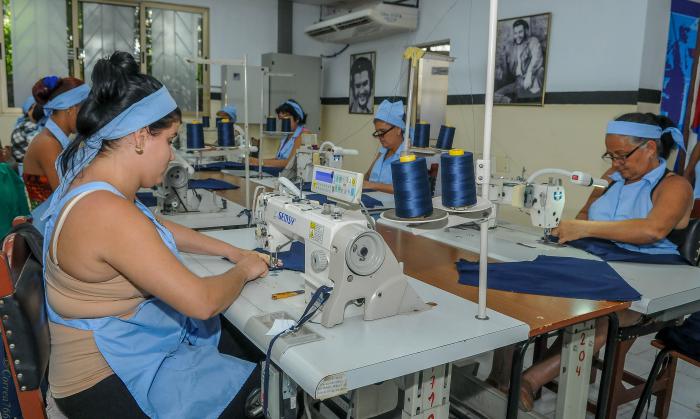 Taller textil Ana Betancourth, Aguacate Municipio Madruga, Mayabeque, confeccion de Uniformes escolares
