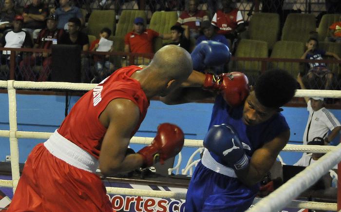 58 Edicion del Torneo Nacional de Boxeo Playa Giron-Camaguey 2019- combate de 69 kg  entre Raidel Rodriguez SCU de azul y Roniel Iglesia de PRI  de rojo y ganador