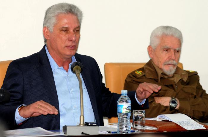 El presidente de la República, Miguel Díaz-Canel Bermúdez asistió esta mañana al debate generado en la Comisión Industria, Construcciones y Energía donde se evaluaron los resultados del control y fiscalización realizado al Programa de la Vivienda, le acompaña el Comandante de la revolución Ramiro Valdez, Vicepresidente delo Consejo de Ministros.