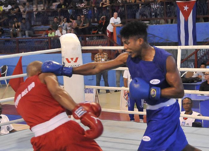 58 Edicion del Torneo Nacional de Boxeo Playa Giron-Camaguey 2019- combate de 69 kg entre  Roniel Iglesia de PRI de rojo y Kevin Brown CMG de azul campeon nacioal