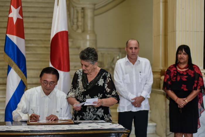 Cancelación del Sello Postal por el 90 aniversario del establecimiento de relaciones diplomáticas entre la República de Cuba y Japón, participan el Sr. Furuya KeiJi (I), enviado especial del Primer Ministro de Japón y Presidente de la Liga Parlamentaria de Amistad Japón-Cuba,  Anayansi Rodríguez Camejo (D), viceministra del MIREX, Rafael Solis Martínez, viceministro de Comunicaciones, Eldis Vargas Camejo, vicepresidente primero del Grupo Empresarial Correos de Cuba y Sr Kazuhiro Fujimura, embajador del Japón en la República de Cuba, en el MINREX