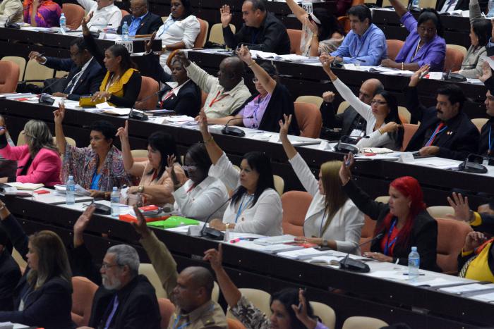 Los diputados aprobaron, tras un intenso debate, la Ley de Organización y Funcionamiento de la Asamblea Nacional del Poder Popular y del Consejo de Estado, y la Ley de Organización y Funcionamiento de las asambleas municipales y de los consejos populares. Foto: Jorge Juvenal Balán Neyra