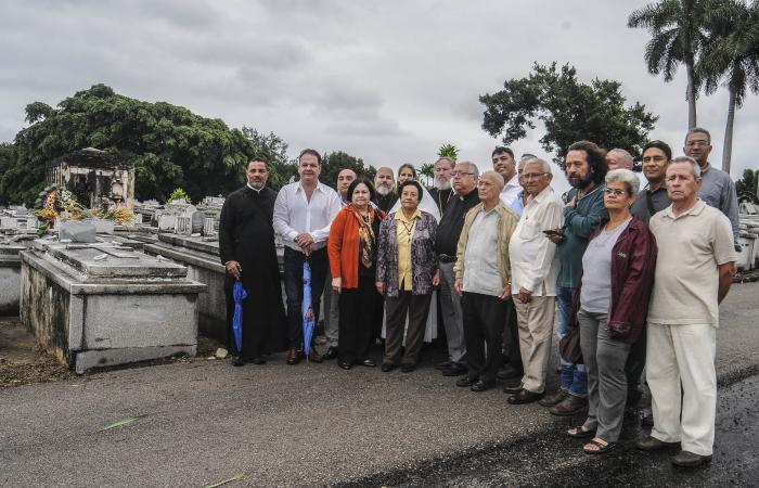 Homenaje al Comandante Sacerdote Guillermo Sardiñas Menéndez en el Aniversario 55 de su fallecimiento.  En la Necrópolis Cristóbal Colón.   Delsa Esther Puebla Viltre, 