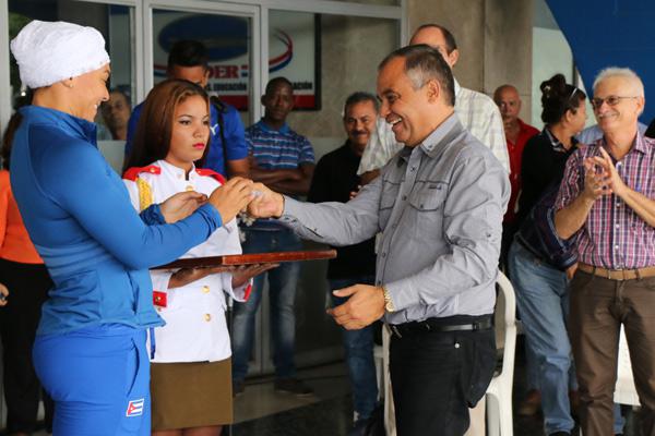 Yaimé Pérez recibe las llaves de su auto
