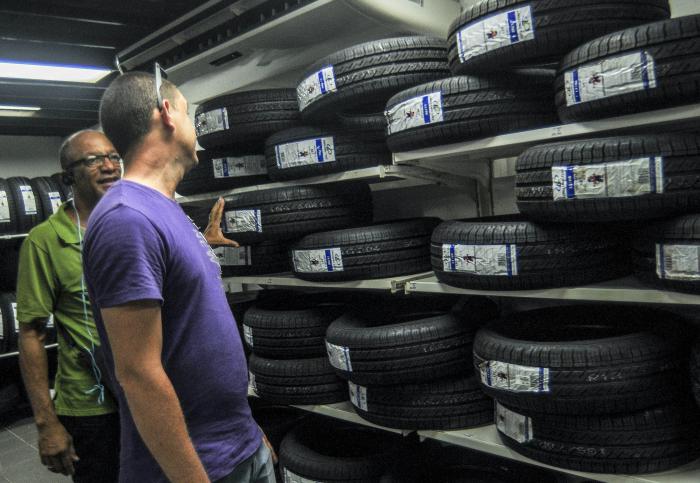 Recorrido por las red de tiendas en moneda libremente convertible de la rama automotriz.Motos eléctricas, baterías, neumáticos y accesorios, unidades de moto y motores de combustión.
