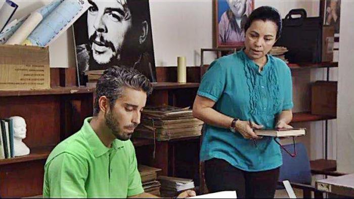 Escena de la telenovela protagonizada por Ray Cruz, en el rol del profesor de Historia. 