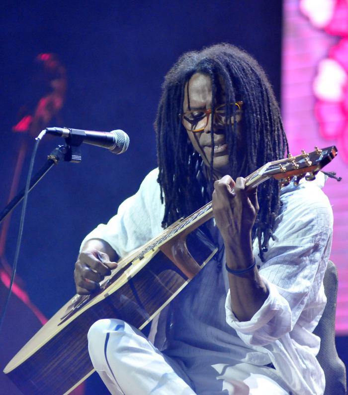 Trovador Raúl Torres, durante el Concierto en Homenaje a Elena Burke, en la Sala Covarrubias del Teatro Nacional de Cuba
