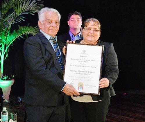 Momento en que el profesor José Rafael Abreu García recibe el título de Doctor Honoris Causa en Ciencias Técnicas de la Universidad Central «Marta Abreu» de Las Villas.  Foto Del Autor