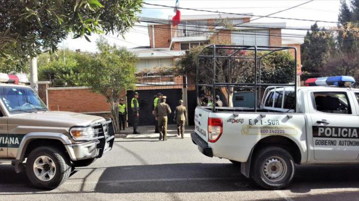 Decenas de efectivos militares custodian la Embajada de México en Bolivia. foto: telesur
