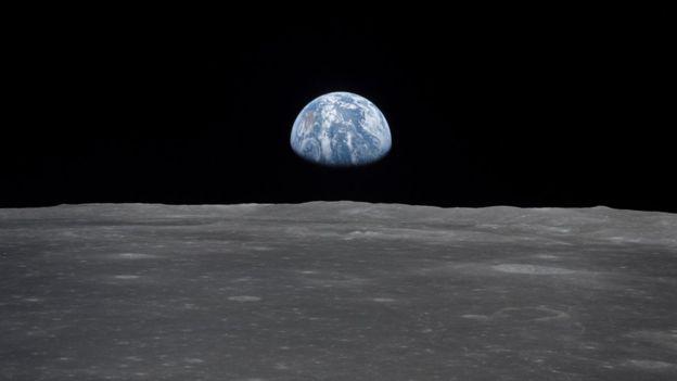 Esta icónica imagen tomada por los astronautas del Apolo 11 muestra cómo se ve la Tierra desde la Luna. 