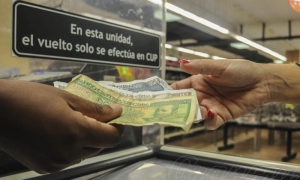 Vuelto en cup en las tiendas Almendares y 5ta y 42