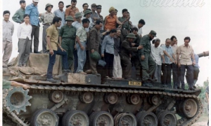 Visita de Fidel Castro a Vietnam- 1973-Sobre uno de los tanques norteamericanos capturados.
Publicada: 14/09/2013
Fid20484