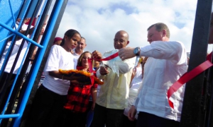 El embajador ruso corta la cinta que declara oficialmente inaugurada la potabili