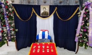 Raúl despide a Faure Chomón con una guardia de honor