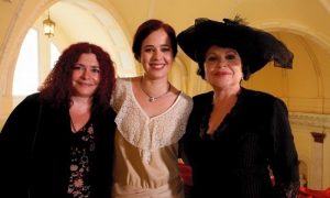 Marilyn Solaya junto las actrices Andrea Doimeadiós e Isabel Santos. 