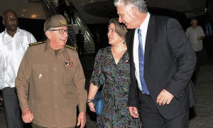 Recibió Raúl a Díaz-Canel en aeropuerto José Martí