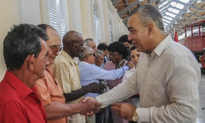 Reciben cincuentenarios azucareros sello conmemorativo por su labor