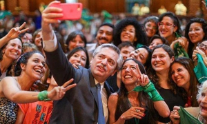 Alberto Fernández con militantes pro aborto legal en la presentación de 'Somos B