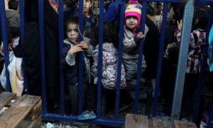 Indagan muertes de migrantes en centro de detención de EE.UU.