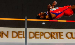 La imagen de Javier Sotomayor da la bienvenida en el Salón  del Deporte Cubano